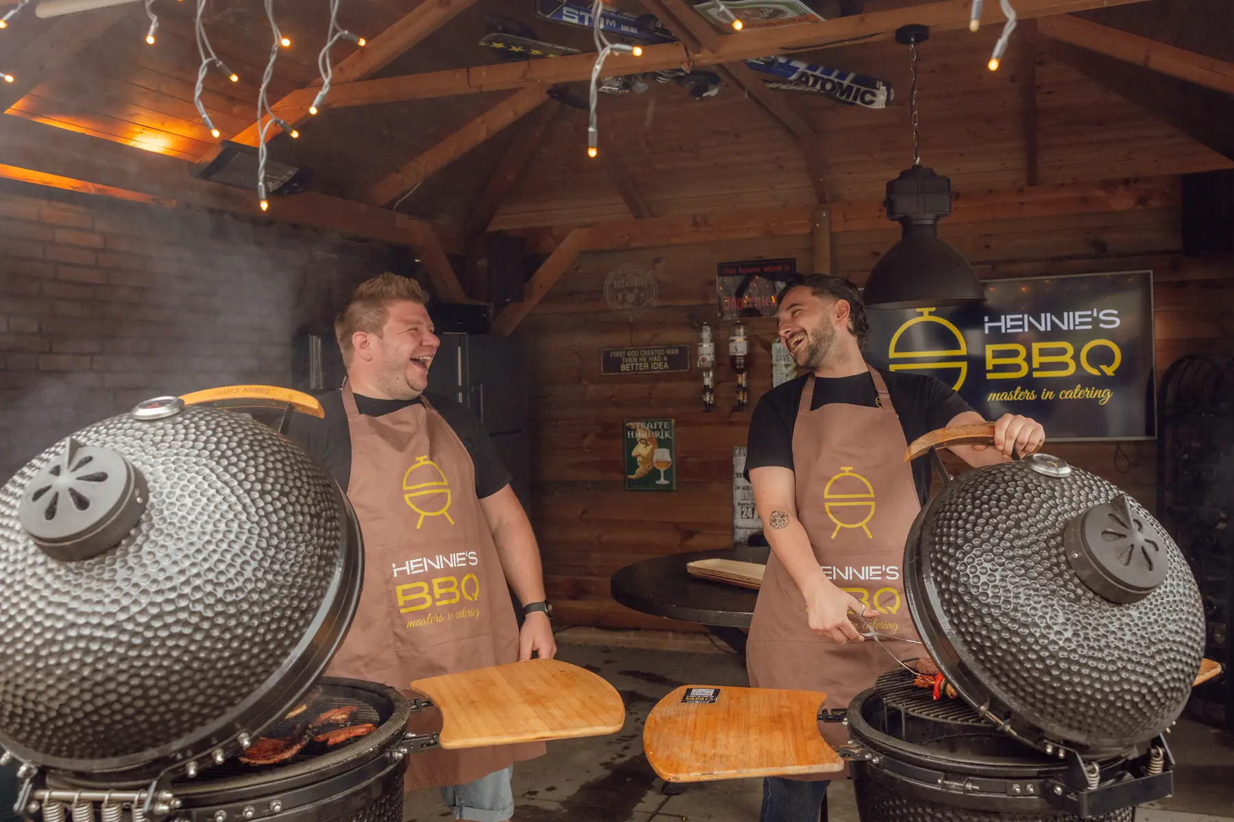 Twee koks van Hennie's BBQ aan de keramische Kamado's
